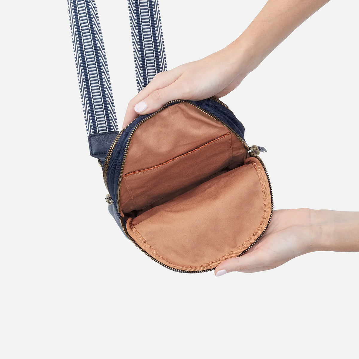 Cass Sling • Sling Bag